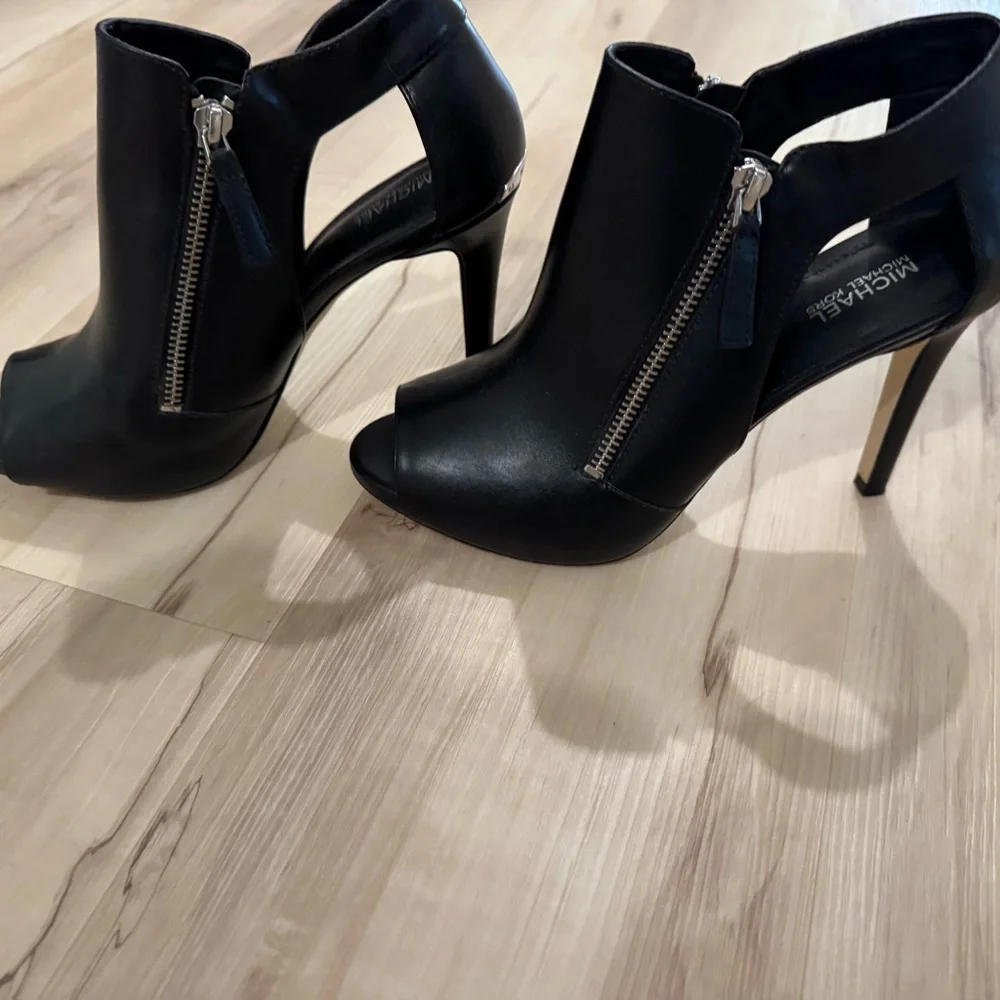 Michael Kors heels. Black with silver.. size 7.5 - Picture 2 of 7